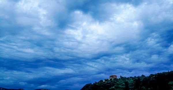 Ο καιρός με τον Π. Γιαννόπουλο: Βροχές, τοπικές καταιγίδες, πτώση της θερμοκρασίας και σκόνη στον ουρανό