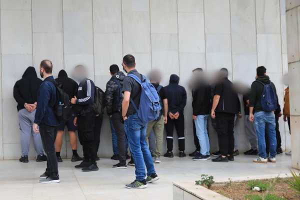 Χούλιγκανς: Στην Ευέλπιδων οι 31 από τους 67 συλληφθέντες για τη δολοφονία Λυγγερίδη
