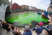 Πράσινο και κόκκινο έβαψαν το Μεγάλο Κανάλι της Βενετίας με ακτιβιστική ενέργεια