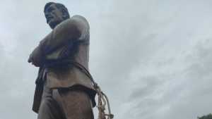 Άγνωστοι επιχείρησαν να κλέψουν το μπρούτζινο άγαλμα του Νίκου Καπετανίδη