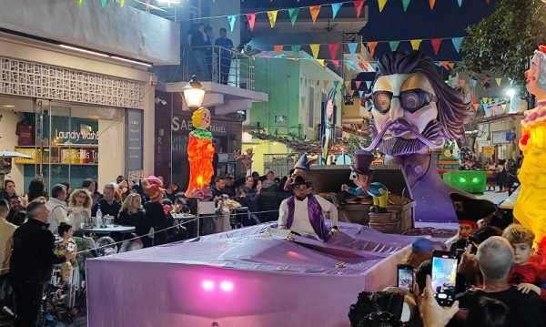Γεμάτο κέφι, χορό και ευφάνταστες στολές το καρναβάλι της Παλαιόχωρας (φώτο)