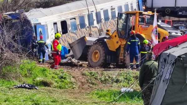 Σιδηροδρομικό δυστύχημα στα Τέμπη: 57 οι επιβεβαιωμένοι νεκροί – Ολοκληρώνονται το μεσημέρι οι έρευνες των συνεργείων