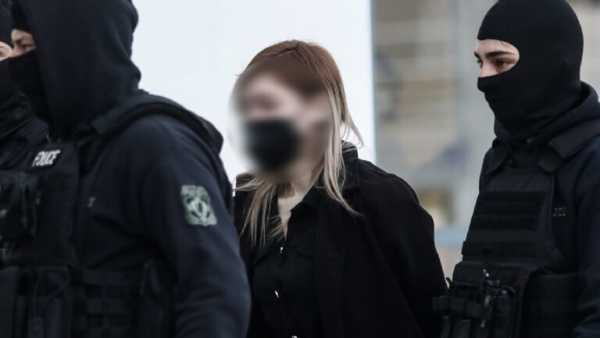 Απολογία 34χρονης στη Πάτρα: Φορτισμένη η κατηγορούμενη στο δικαστήριο – Τι είπε για την 9χρονη κόρη της