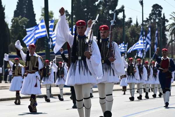 Επέτειος 25ης Μαρτίου: Μεγαλειώδης και εντυπωσιακή η στρατιωτική παρέλαση στην Αθήνα με Rafale, F-16 Viper και Marder