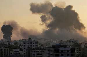 Ο καπνός είναι «παντού στον ουρανό της πόλης της Γάζας»