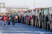 Σε ρυθμούς συλλαλητηρίου οι αγρότες – Κόντρα για τα τρακτέρ στην Αθήνα την Τρίτη