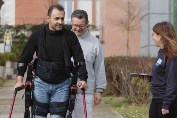 Επαναστατικός ρομποτικός εξωσκελετός βοηθά παράλυτους ανθρώπους να περπατήσουν ξανά