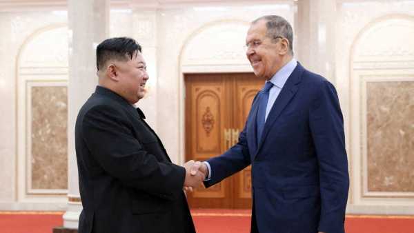 Βόρεια Κορέα: Συνάντηση του Κιμ Γιονγκ Ουν με τον Σεργκέι Λαβρόφ – Το «ευχαριστώ» του Ρώσου ΥΠΕΞ στην Πιονγκγιάνγκ
