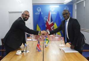 Στη Ρουάντα ο Υπ. Εσωτερικών της Βρετανίας – Υπέγραψε νέα συμφωνία για τη μεταφορά αιτούντων ασύλου