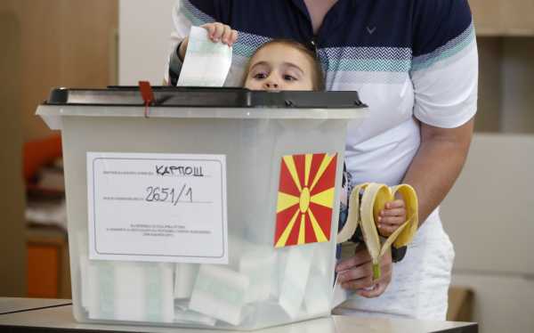 Β. Μακεδονία: Ο πρόεδρος Στέβο Πενταρόφσκι παραδέχεται την ήττα του στον δεύτερο γύρο των προεδρικών εκλογών