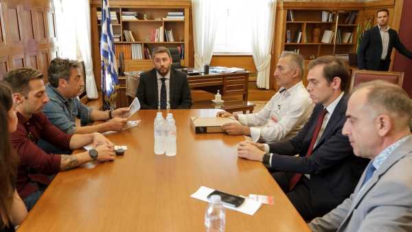 Ν. Ανδρουλάκης: Συνάντηση με συγγενείς θυμάτων της τραγωδίας στα Τέμπη – «Να διερευνηθούν οι ευθύνες υπουργών»