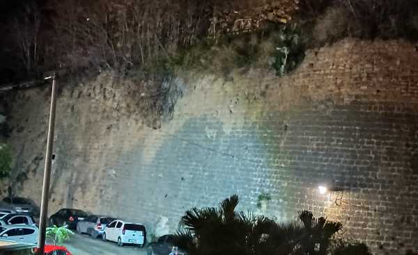 Χανιά: Πέτρα από τα ενετικά τείχη έπεσε στο κεφάλι νεαρού