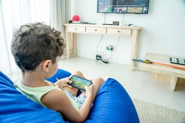 Έρευνα: Η παρατεταμένη χρήση ηλεκτρονικών συσκευών βλάπτει τον παιδικό εγκέφαλο