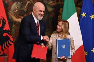 Το Συνταγματικό Δικαστήριο της Αλβανίας «πάγωσε» την έγκριση της συμφωνίας με την Ιταλία για το μεταναστευτικό
