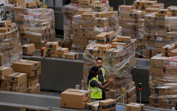 Amazon: «Γράμμα στον Άι Βασίλη» προτείνει στους εργαζόμενους που αντιμετωπίζουν οικονομικές δυσκολίες