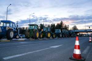 Λαμία: Εκατοντάδες οδηγοί εγκλωβίστηκαν στον κόμβο του Μπράλου λόγω μπλόκου των αγροτών – Κλειστή η Εθνική Οδός και οι παράδρομοι