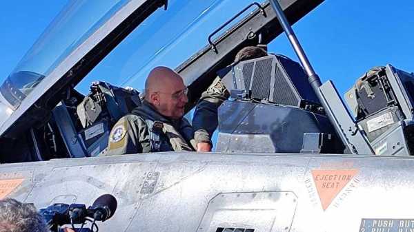 Σε 115 ΠΜ και 1η ΜΑΛ ο Υπουργός Εθνικής Άμυνας | Πέταξε με αεροσκάφος F 16 Viper (φώτο)