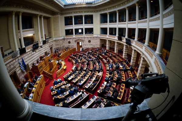 «Άναψαν τα αίματα» στη Βουλή: Κόντρα πολιτικών αρχηγών για κλιματική κρίση, οικονομία και «Black Friday»