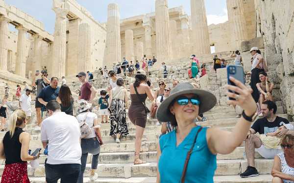 ΙΝΣΕΤΕ: Σε ιστορικά υψηλά 28,5 δισεκ. ευρώ και 13% του ΑΕΠ η συμβολή του τουρισμού στην οικονομία το 2023