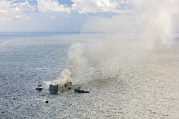 Ολλανδία: To φορτηγό πλοίο που καίγεται απειλεί με περιβαλλοντική καταστροφή εάν βυθιστεί σύμφωνα με την γερμανική κυβέρνηση