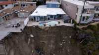 Καλιφόρνια: Σπίτια έμειναν «μετέωρα» στην άκρη των βράχων λόγω κατολισθήσεων