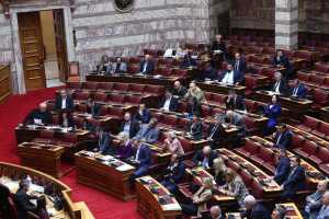 Πόρισμα εξεταστικής για Τέμπη: Σε υψηλούς τόνους η αντιπαράθεση κυβέρνησης και αντιπολίτευσης – Όσα κατήγγειλαν στη Βουλή οι αρχηγοί των κομμάτων