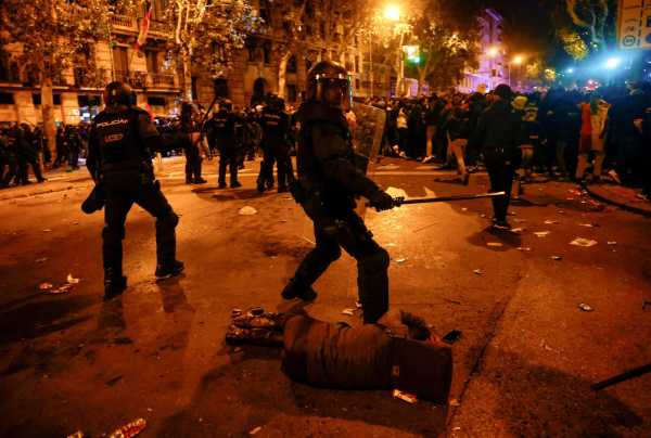 Ισπανία: Νύχτα ταραχών για τη συμφωνία Σάντσεθ – Καταλανών αυτονομιστών
