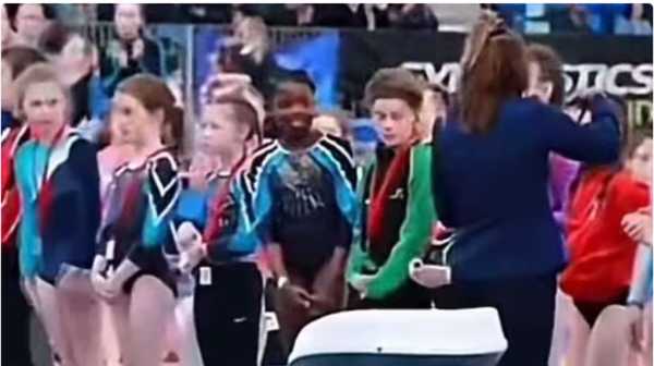 Απίστευτο κι όμως αληθινό: Βράβευσαν όλα τα παιδιά εκτός από τη μαύρη αθλήτρια  – Mπάιλς: Δεν υπάρχει χώρος για ρατσισμό πουθενά (video)