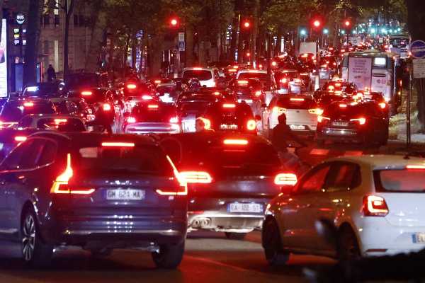 Παρίσι: Προς απαγόρευση της κυκλοφορίας των μεγάλων SUV στο κέντρο με επιβολή αυξημένων τελών στάθμευσης