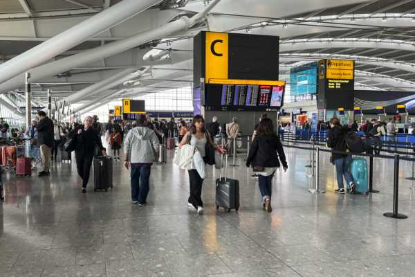 Βρετανία: Τα προβλήματα που προκλήθηκαν στα αεροδρόμια θα διαρκέσουν ημέρες, προειδοποιεί ο αρμόδιος υπουργός
