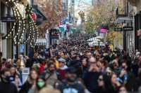 Αυξημένη διάθεση για δαπάνες, μειωμένο το πορτοφόλι: Πώς ψωνίζουν οι Έλληνες στις γιορτές
