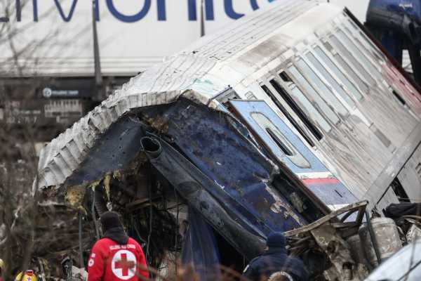 Σύγκρουση τρένων στα Τέμπη: Η αυτοψία της τροχαίας στον ΟΣΕ Λάρισας καταρρίπτει τον αρχικό ισχυρισμό του σταθμάρχη