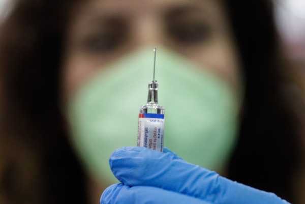 Covid-19: Ξεκίνησαν οι εμβολιασμοί με το επικαιροποιημένο εμβόλιο – Ανοίγουν τα ραντεβού και για παιδιά έως 11 ετών