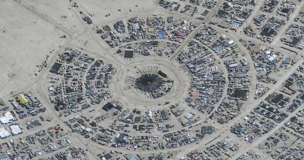 ΗΠΑ: H λάσπη της ερήμου στη Νεβάδα «κατάπιε» το Burning Man – Χιλιάδες επισκέπτες του φεστιβάλ εγκλωβίστηκαν στα λασπόνερα