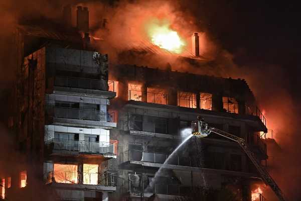 Ισπανία: 4 νεκροί και 14 αγνοούμενοι στην πυρκαγιά του 14ώροφου κτηρίου στη Βαλένθια – Γιατί η φωτιά πήρε γρήγορα διαστάσεις