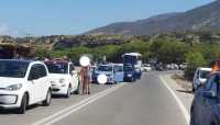 Χανιά: Απέκλεισαν το δρόμο για το Λαφονήσι | Κινητοποίηση των κατοίκων για τα προβλήματα της περιοχής (φώτο)