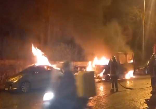 Επεισόδια έξω από την Πολυτεχνειούπολη – Ένας αστυνομικός τραυματίστηκε, τρία ΙΧ και ένα σχολικό κάηκαν
