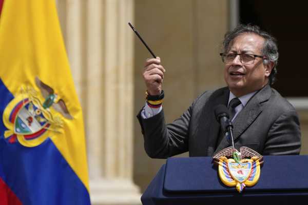 Κολομβία: Ο πρόεδρος απένειμε μετάλλια στους διασώστες που συμμετείχαν στην έρευνα για τα τέσσερα παιδιά που χάθηκαν στη ζούγκλα