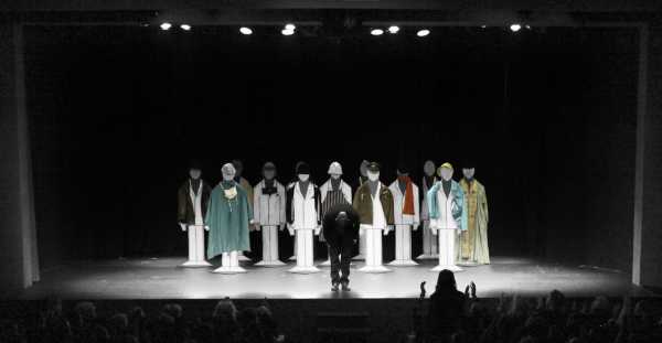 «Τα ραδίκια ανάποδα» του Γιώργου Γαλίτη για 10η χρονιά | Στο Θέατρο Αργώ για λίγα Σαββατοκύριακα από 13/4