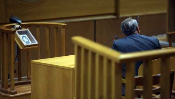«Πώς κάνεις έτσι; Ένα πατρικό χάδι ήταν» – Συνεχίζεται η δίκη του κατηγορούμενου για βιασμό σκηνοθέτη Κώστα Κωστόπουλου