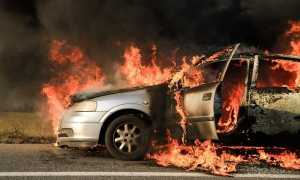 Χανιά: “Άρπαξαν” φωτιά σταθμευμένα αυτοκίνητα