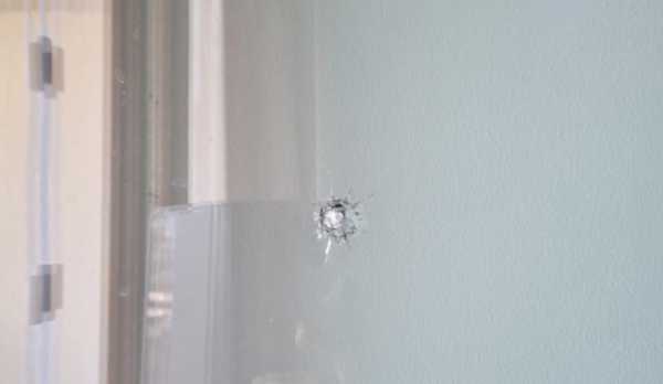 Κρήτη: Αδέσποτη σφαίρα καρφώθηκε σε παράθυρο παιδικού δωματίου