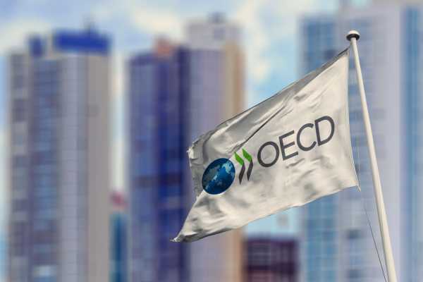 Tax wedge slightly down in Greece, OECD report says