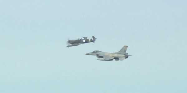 28η Οκτωβρίου – Βίντεο: Το θρυλικό Spitfire και ένα F-16 πετούν σε ζεύγος πάνω από τη Θεσσαλονίκη στην στρατιωτική παρέλαση