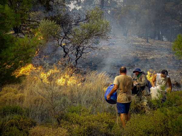 Φωτιά στη Ρόδο – Εκπρ. Λιμενικού: Η επιχείρηση αλλά και η φωτιά είναι σε εξέλιξη – Ο μεγαλύτερος όγκος εγκλωβισμένων έχει μεταφερθεί