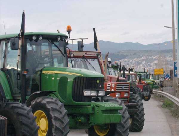 Noμοθετική ρύθμιση για την επιστροφή του ΕΦΚ στους αγρότες – Συνεχίζονται οι κινητοποιήσεις
