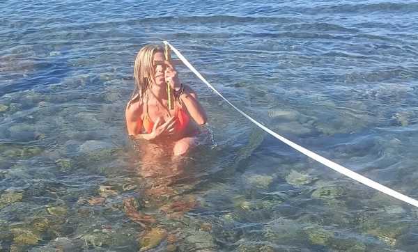 Χανιά: Γυναίκα έπιασε το σταυρό στην παραλία του Ταυρωνίτη | φωτο