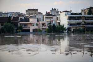 Λάρισα: Έως και τα 2,5-3 μέτρα η στάθμη των υδάτων στις πλημμυρισμένες συνοικίες