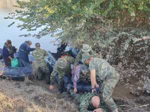 Θεσσαλία: Ηλικιωμένοι πλημμυροπαθείς «πατούν» σε ανθρώπινη αλυσίδα ανδρών του Στρατού για να απεγκλωβιστούν (φωτογραφίες)