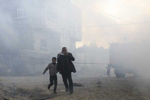 Το Ισραήλ σφυροκοπά τη Λωρίδα της Γάζας – Εντείνονται οι διπλωματικές πιέσεις για ακύρωση της επίθεσης στη Ράφα παρά το αδιέξοδο στον ΟΗΕ